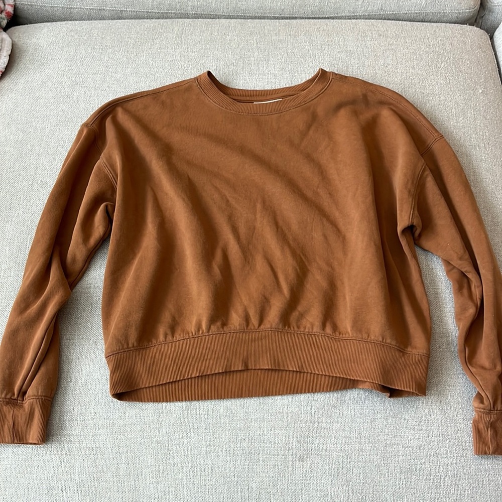Universal threads pullover
